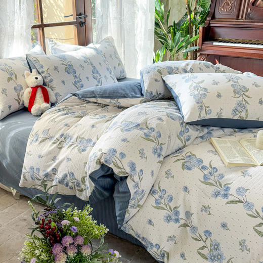 京帝【A类可裸睡竺纱棉四件套】A类彩竺棉面料 手感舒适软糯 给你想要的柔软亲肤感 舒适透气整夜好眠 母婴A类标准 家人健康有保障 莫兰迪色系 小清新印花卧室里的小风景L# 商品图4