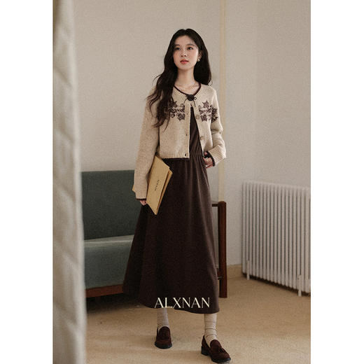 【6折秒杀】鹿向南「格调书室」燕麦色复古长袖毛衣女早秋高级感小众短款上衣L58055 商品图3