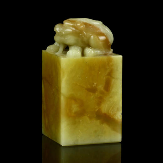 孤品2025009：手工精雕青田封门菜花黄兽钮方章3.0*3.0*5.6cm 商品图1