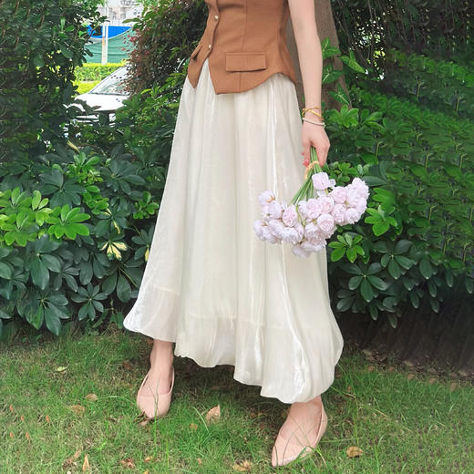 每一步都绽放流光【特妮娜 琉璃纱珠光花苞裙】珠光缎面 内衬细腻亲肤 视觉显高 修饰腿型 清新又仙气 松紧腰身 轻松搞定出游搭配 商品图2