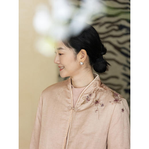 牧衣游原创 丝棉手工刺绣棉衣女新款蓬松保暖炒色V领百搭棉服 卷 商品图1