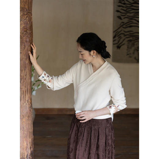 牧衣游原创 机绣绒感T恤女冬季新款柔软亲肤保暖百搭V领上衣 苏格 商品图1