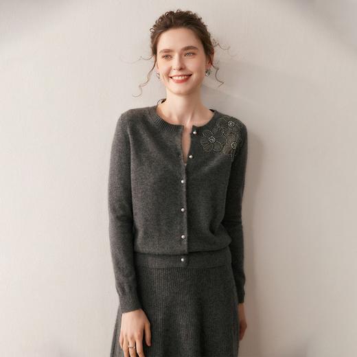 「高货qj」全新升级【铂金会员367/天猫499/差价132】(11531)洛诗琳重工珍珠刺绣花朵羊绒衫2025秋冬气质提花针织开衫女 商品图3
