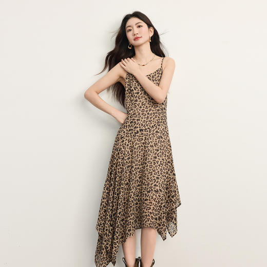 【10/1新品】熙世界轻熟风性感豹纹吊带连衣裙女2025年秋季新款复古不规则裙子 商品图3