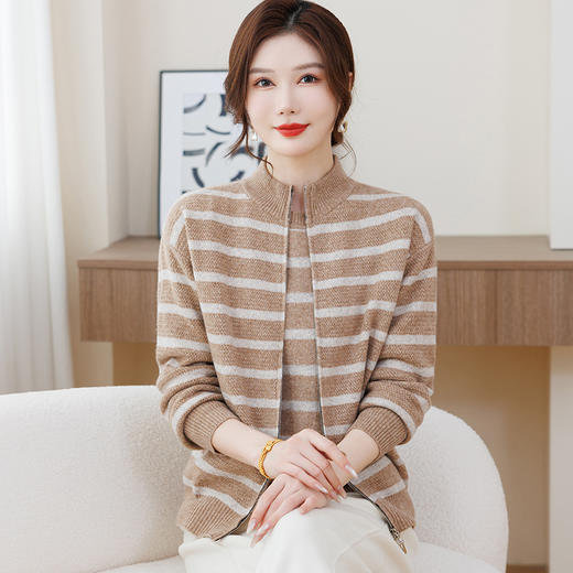 D5—25632025新款妈妈秋装针织外套上衣中老年女春秋毛衣时尚开衫两件套装 商品图0