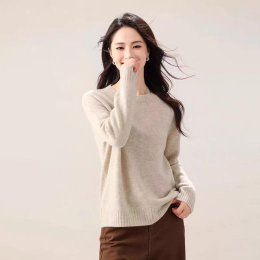 真正的捡漏【100羊毛一线成衣圆领羊毛衫】抗起球 不变形 绒感细腻不扎 上身又轻又暖 百搭显瘦 高密编织 弹软而不勒 商品图4