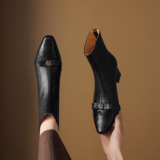 【预售5天】头层羊皮方头复古棕色山茶花小金扣瘦瘦靴真皮加绒女粗跟气质短靴DS&1910 商品图0