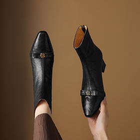 【预售5天】头层羊皮方头复古棕色山茶花小金扣瘦瘦靴真皮加绒女粗跟气质短靴DS&1910