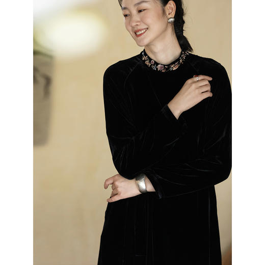 牧衣游原创 丝绒手工刺绣连衣裙黑色高级感宽松复古气质长裙 迎岚 商品图2