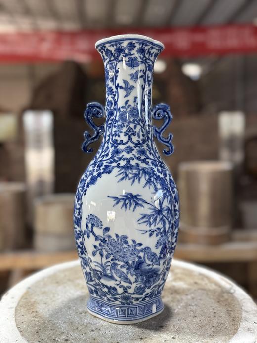 柴窑缠枝开窗花鸟双耳瓶 商品图0