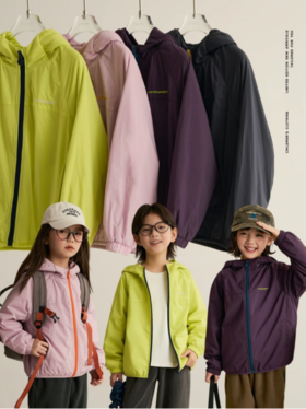 💖【多色加绒软壳三防冲锋衣外套】：一衣穿遍山海与街巷♦️硬核防护，藏在柔软肌理里 ✅软壳防风防水冲锋衣：🌟奥粒绒锁温，暖到心坎里