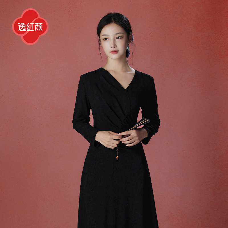 逸红颜墨妤2025深秋新款弹力暖感新中式显瘦小黑裙打底连衣长裙女