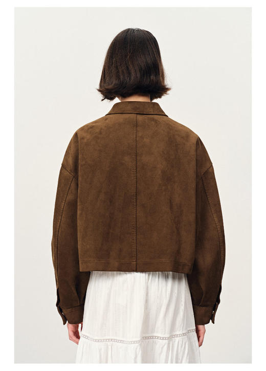 浓郁焦糖棕色仿麂皮绒短款夹克 复古时髦美拉德色系 立体小尖领 袖口特别捏褶 支撑立体廓形 精简方形贴袋 进口仿麂皮绒 商品图3