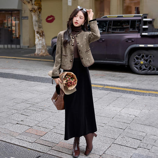 2025年冬装新款咖色三角花边上衣金丝绒长裙套装YJLY8663 商品图3