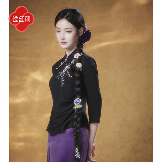 逸红颜玖念2025秋新款弹力针织暖感刺绣新中式收腰打底旗袍上衣女 商品图2