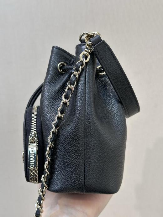 香奈儿 22B秋冬 品牌菱格皮穿链徽标Logo抽绳开合 颗粒压花鱼子酱牛皮 水桶包单肩斜挎包 超迷你(LZ) 商品图4