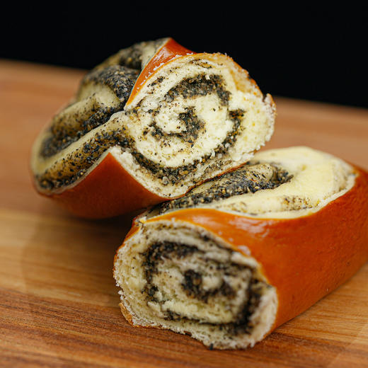 黑芝麻奶酥碱水面包 商品图2