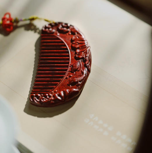 【青山特惠】小叶紫檀【连年有余】木梳.发梳.礼盒装 s59 商品图6
