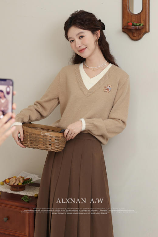 鹿向南《玛奇小熊》假两件V领毛衣女2025秋冬季内搭美拉德针织衫 商品图5