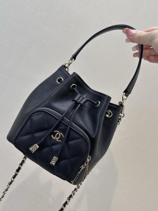 香奈儿 22B秋冬 品牌菱格皮穿链徽标Logo抽绳开合 颗粒压花鱼子酱牛皮 水桶包单肩斜挎包 超迷你(LZ) 商品图3