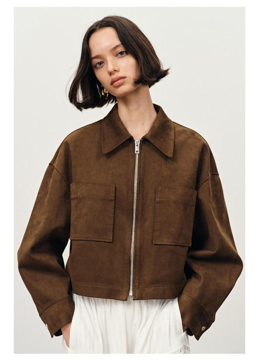 浓郁焦糖棕色仿麂皮绒短款夹克 复古时髦美拉德色系 立体小尖领 袖口特别捏褶 支撑立体廓形 精简方形贴袋 进口仿麂皮绒 商品图1