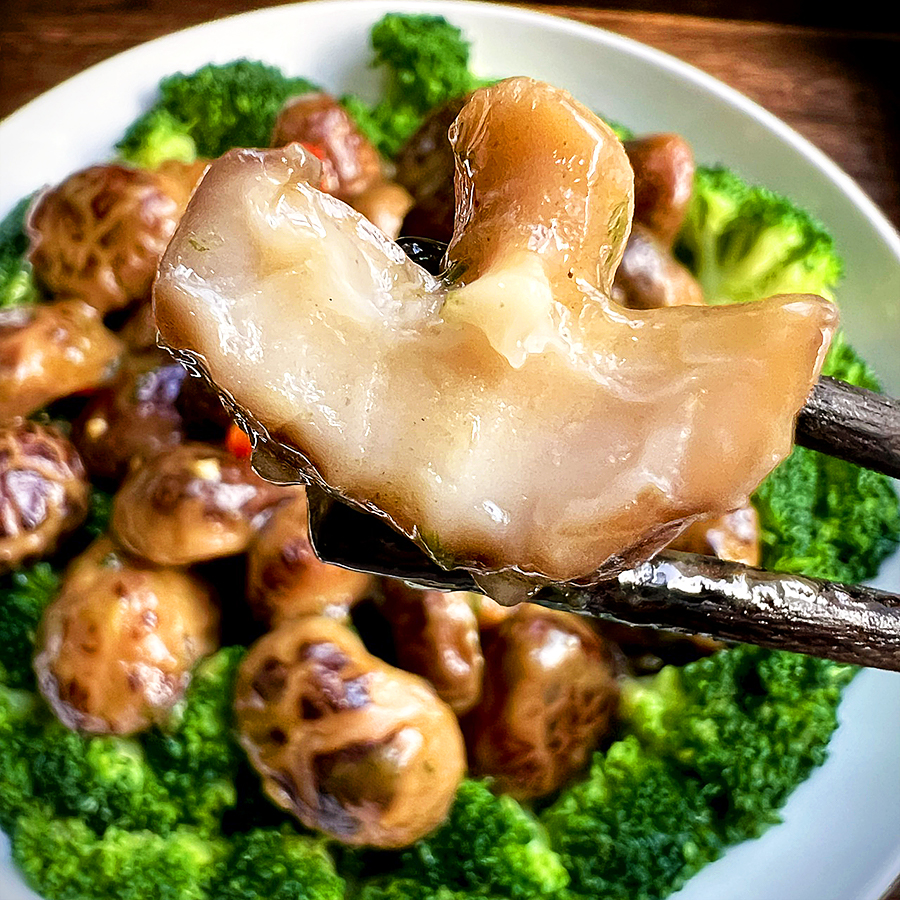 『神农架房县小花菇』龟裂纹深，肉厚细嫩，鲜美爽口，菇香浓郁