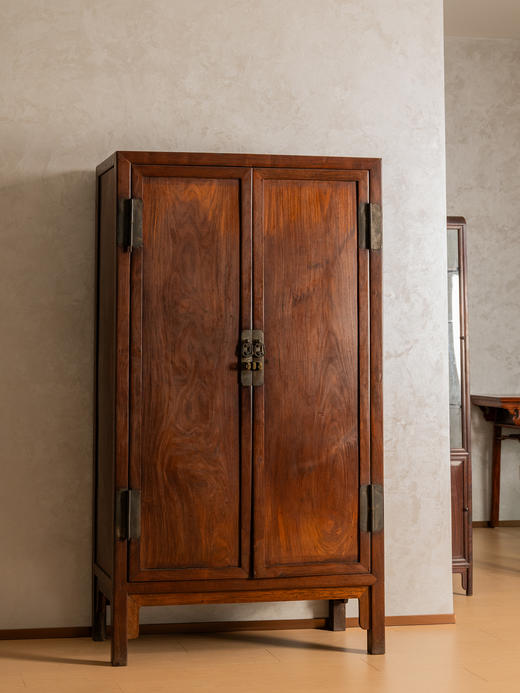 清中期	红木硬挤门一封书式方角柜 商品图1