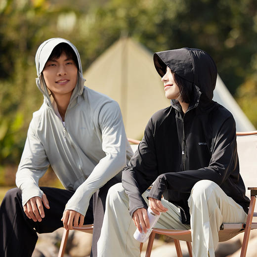情侣款【轻梵 UPF50防晒衣】持久防晒不闷热 可拆卸黑金大帽檐 隐形发洞、两侧口袋设计 自带凉感 扩散体热 商品图0