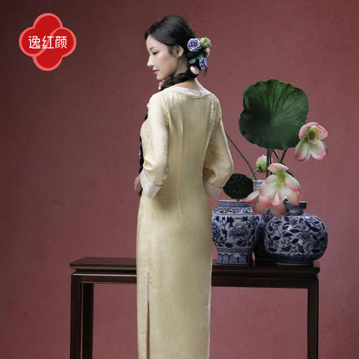 逸红颜念荷2025秋新款宽松版真丝拼宋锦锦鲤圆领新中式中袖旗袍女 商品图3