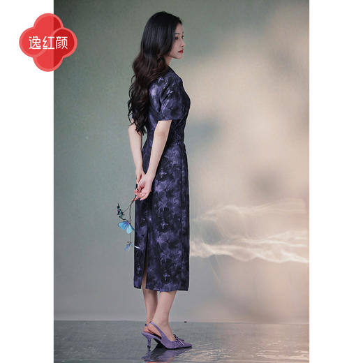 逸红颜谧影2025早秋新款鎏金缎龟香云纱通勤西装翻领叠褶连衣裙女 商品图3