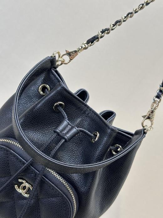 香奈儿 22B秋冬 品牌菱格皮穿链徽标Logo抽绳开合 颗粒压花鱼子酱牛皮 水桶包单肩斜挎包 超迷你(LZ) 商品图9