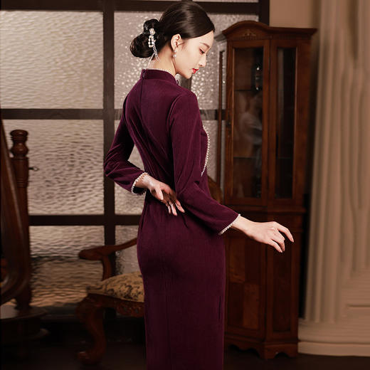 秋冬款紫色侧领新中式长款改良旗袍SC18060-1 商品图4