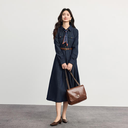 【10/1新品】熙世界通勤都市风仿牛仔翻领连衣裙女长袖收腰衬衫裙子2025秋新款 商品图2