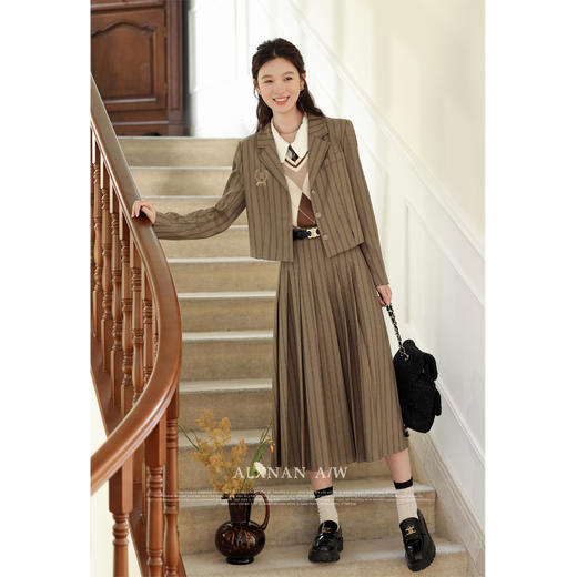 鹿向南《摩登时代》气质学院风高级感通勤2025新款流行时尚套装女LXN31205XZ+LXN31205 商品图2