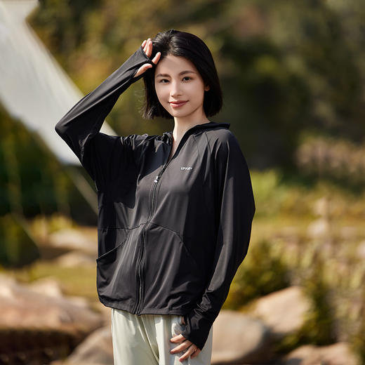 情侣款【轻梵 UPF50防晒衣】持久防晒不闷热 可拆卸黑金大帽檐 隐形发洞、两侧口袋设计 自带凉感 扩散体热 商品图7