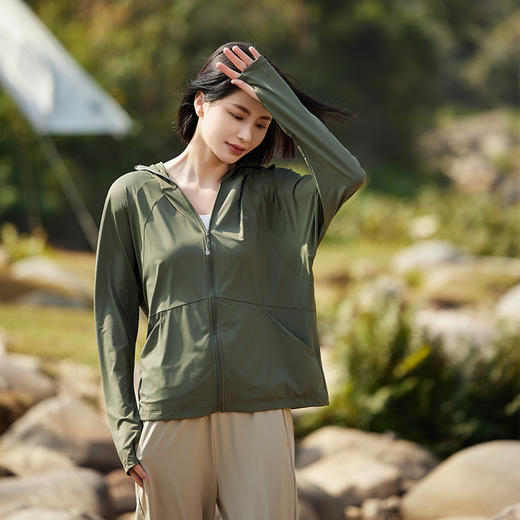 情侣款【轻梵 UPF50防晒衣】持久防晒不闷热 可拆卸黑金大帽檐 隐形发洞、两侧口袋设计 自带凉感 扩散体热 商品图3