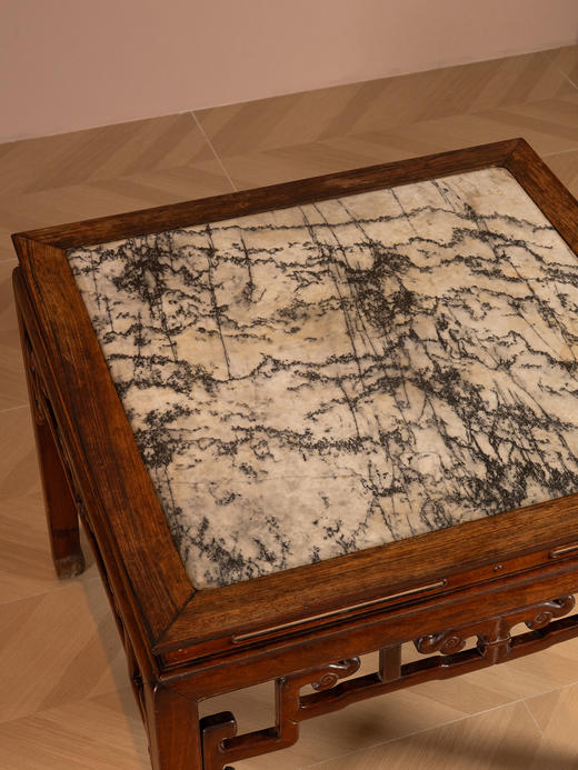 清中期	红木镶云石攒接拐子纹八仙桌 商品图3