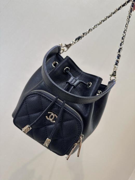 香奈儿 22B秋冬 品牌菱格皮穿链徽标Logo抽绳开合 颗粒压花鱼子酱牛皮 水桶包单肩斜挎包 超迷你(LZ) 商品图2