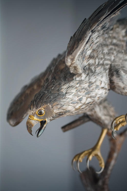 独角鹿西洋古董20世纪美国当代艺术家Gil “Levi Hawk” Melton签名创作出品“速度与激情”飞禽系列木质底座装饰雄鹰造型金属雕塑 商品图4