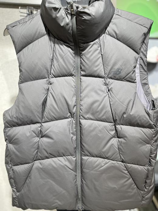 【云粉节】 【新品】7楼 NewBalance男士舒适立领羽绒马甲 吊牌价：1099元 商品图0