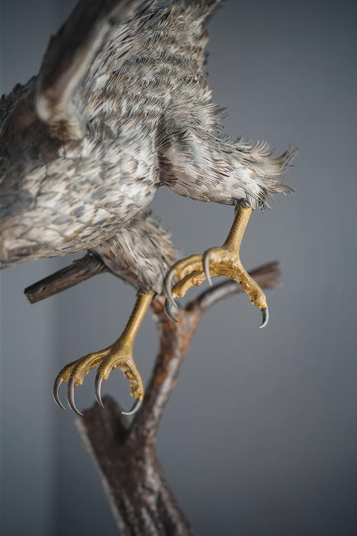 独角鹿西洋古董20世纪美国当代艺术家Gil “Levi Hawk” Melton签名创作出品“速度与激情”飞禽系列木质底座装饰雄鹰造型金属雕塑 商品图5