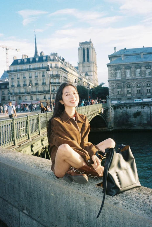 浓郁焦糖棕色仿麂皮绒短款夹克 复古时髦美拉德色系 立体小尖领 袖口特别捏褶 支撑立体廓形 精简方形贴袋 进口仿麂皮绒 商品图5