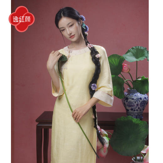 逸红颜念荷2025秋新款宽松版真丝拼宋锦锦鲤圆领新中式中袖旗袍女 商品图1