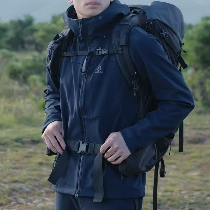 高品质！凯L石M8 连帽软壳冲锋衣 户外防泼水薄绒男款登山服!