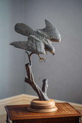 独角鹿西洋古董20世纪美国当代艺术家Gil “Levi Hawk” Melton签名创作出品“速度与激情”飞禽系列木质底座装饰雄鹰造型金属雕塑