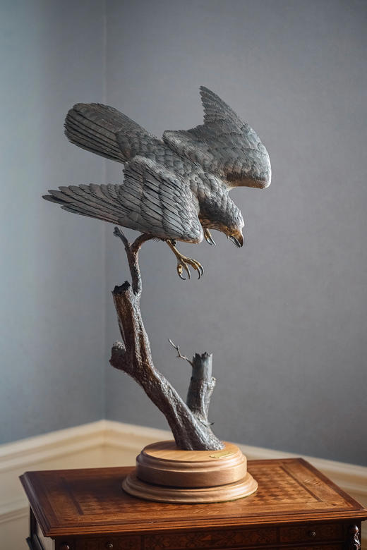 独角鹿西洋古董20世纪美国当代艺术家Gil “Levi Hawk” Melton签名创作出品“速度与激情”飞禽系列木质底座装饰雄鹰造型金属雕塑 商品图0