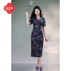 逸红颜谧影2025早秋新款鎏金缎龟香云纱通勤西装翻领叠褶连衣裙女