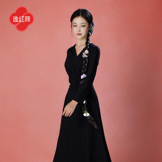 逸红颜墨妤2025深秋新款弹力暖感新中式显瘦小黑裙打底连衣长裙女 商品图1