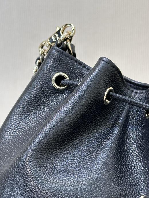 香奈儿 22B秋冬 品牌菱格皮穿链徽标Logo抽绳开合 颗粒压花鱼子酱牛皮 水桶包单肩斜挎包 超迷你(LZ) 商品图8