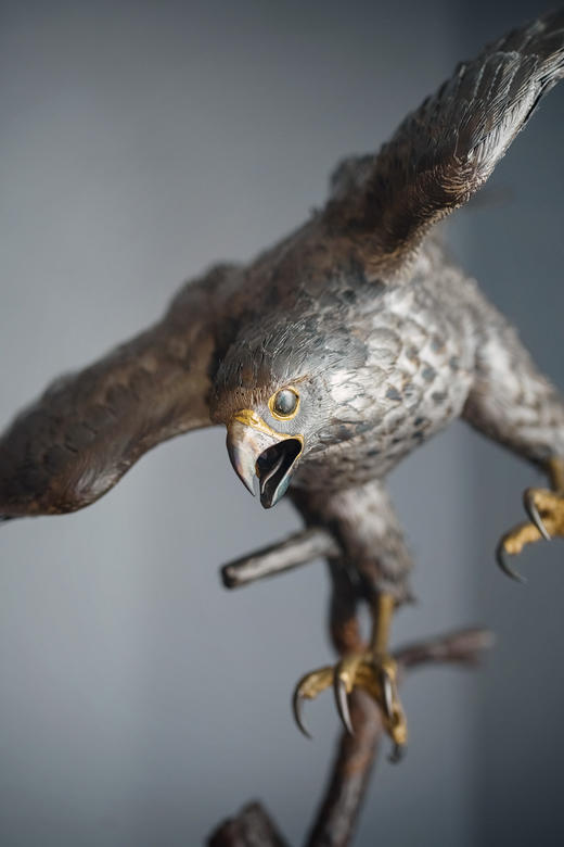 独角鹿西洋古董20世纪美国当代艺术家Gil “Levi Hawk” Melton签名创作出品“速度与激情”飞禽系列木质底座装饰雄鹰造型金属雕塑 商品图3